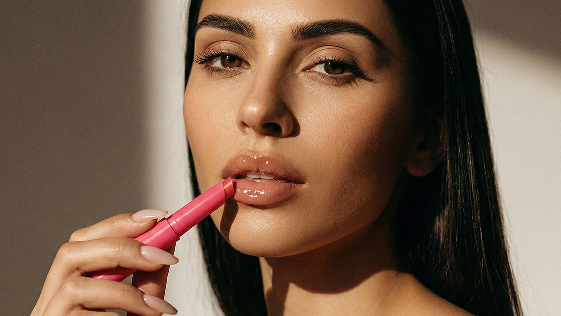 dermacol Lightweight, ultra-glossy texture
